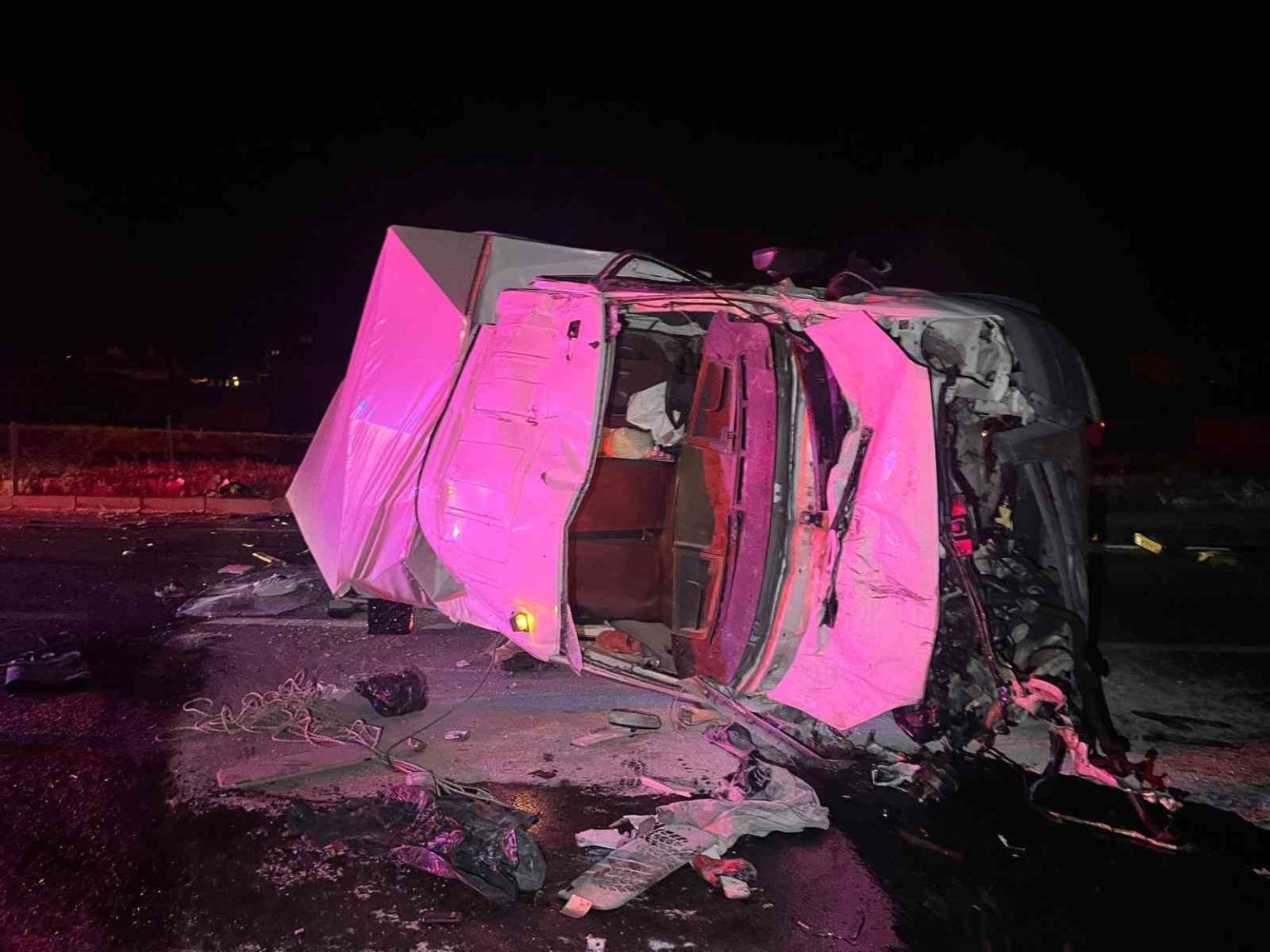 demir-yiginina-donen-kamyonetlerde-3-kisi-yaralandi