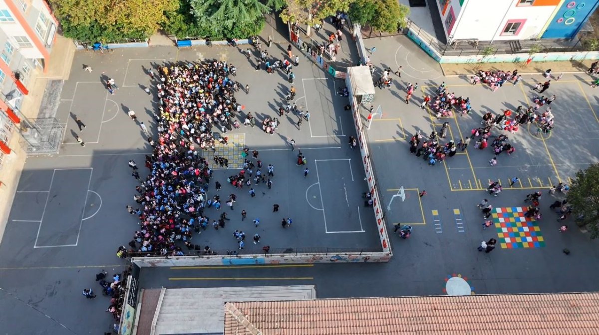 deprem-sonrasi-bahcede-cikan-ogrenciler-havadan-goruntulendi