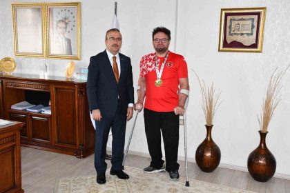 dunya-sampiyonu-olan-cirik-il-milli-egitim-muduru-aydini-ziyaret-etti