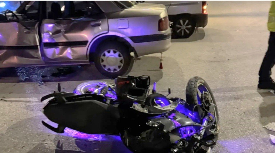 emette-motosiklet-otomobile-carpti-2-yarali