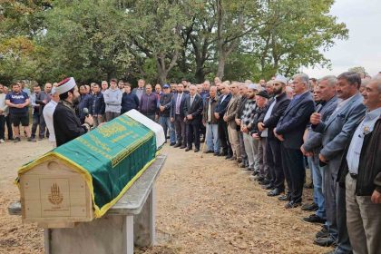 enezde-av-tufegiyle-oldurulen-sahis-koy-mezarligina-defnedildi