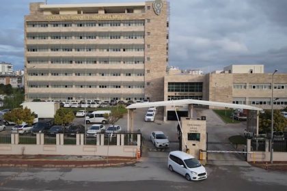 engelli-vatandasin-evini-satip-parayi-kiz-arkadasinin-hesabina-aktaran-emlakci-yakalandi