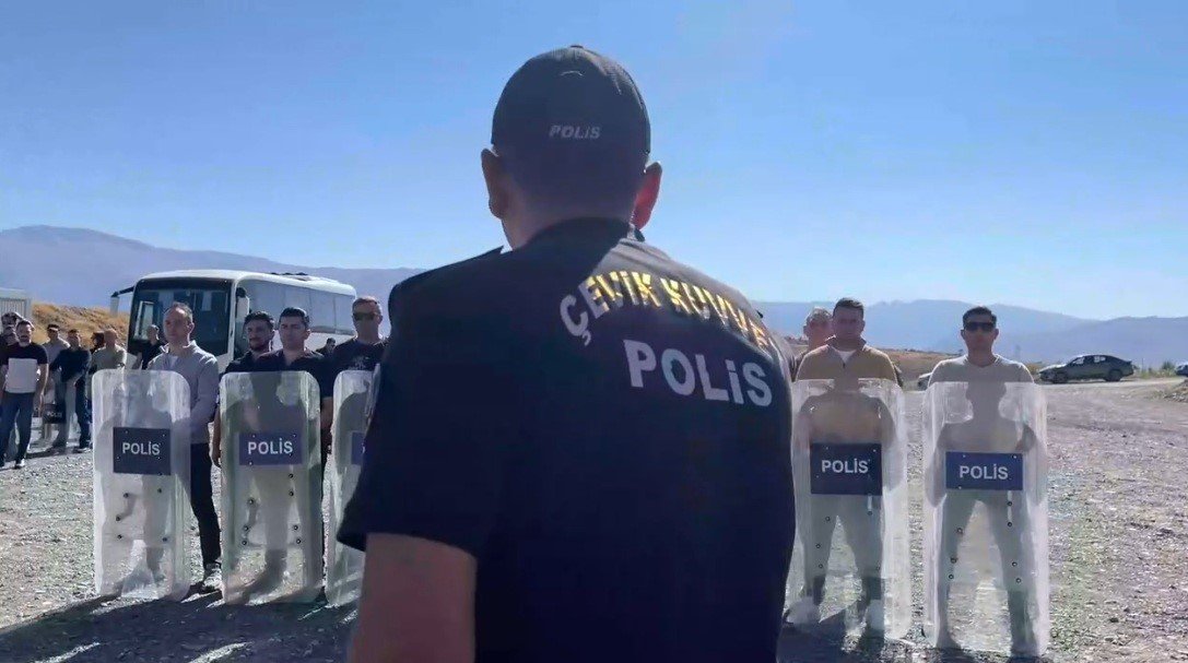 erzincan-cevik-kuvvet-polisinden-nefes-kesen-tatbikat