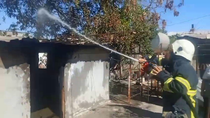 evin-daminda-cikan-yangina-yoldan-gecen-tanker-mudahale-etti