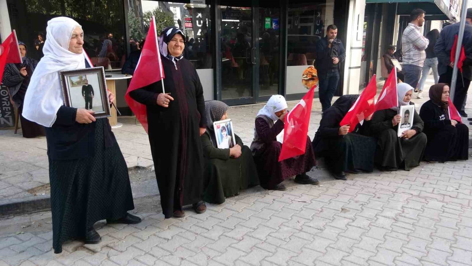 evlat-nobetindeki-annelerin-umutlu-bekleyisi-suruyor