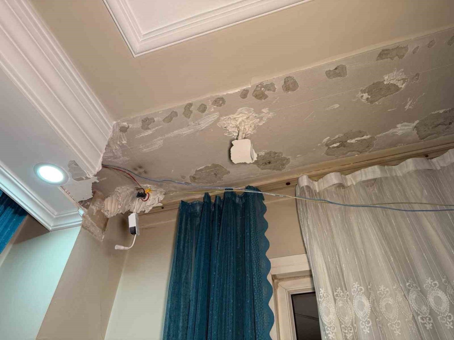 fatihte-bir-evin-tavani-deprem-sebebiyle-coktu