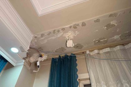 fatihte-bir-evin-tavani-deprem-sebebiyle-coktu