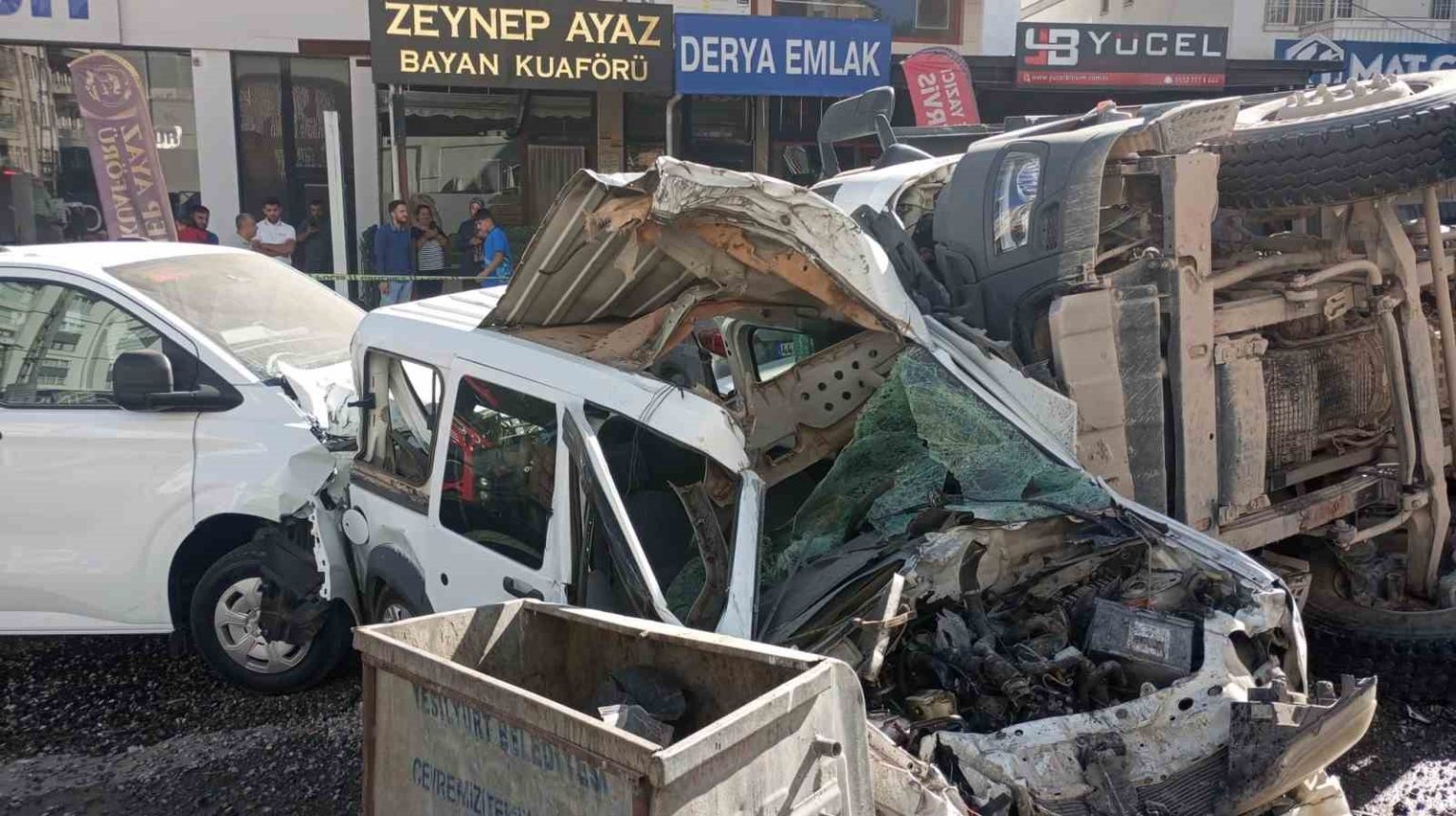 freni-patlayan-micir-yuklu-hafriyat-kamyonu-ortaligi-savas-alanina-cevirdi