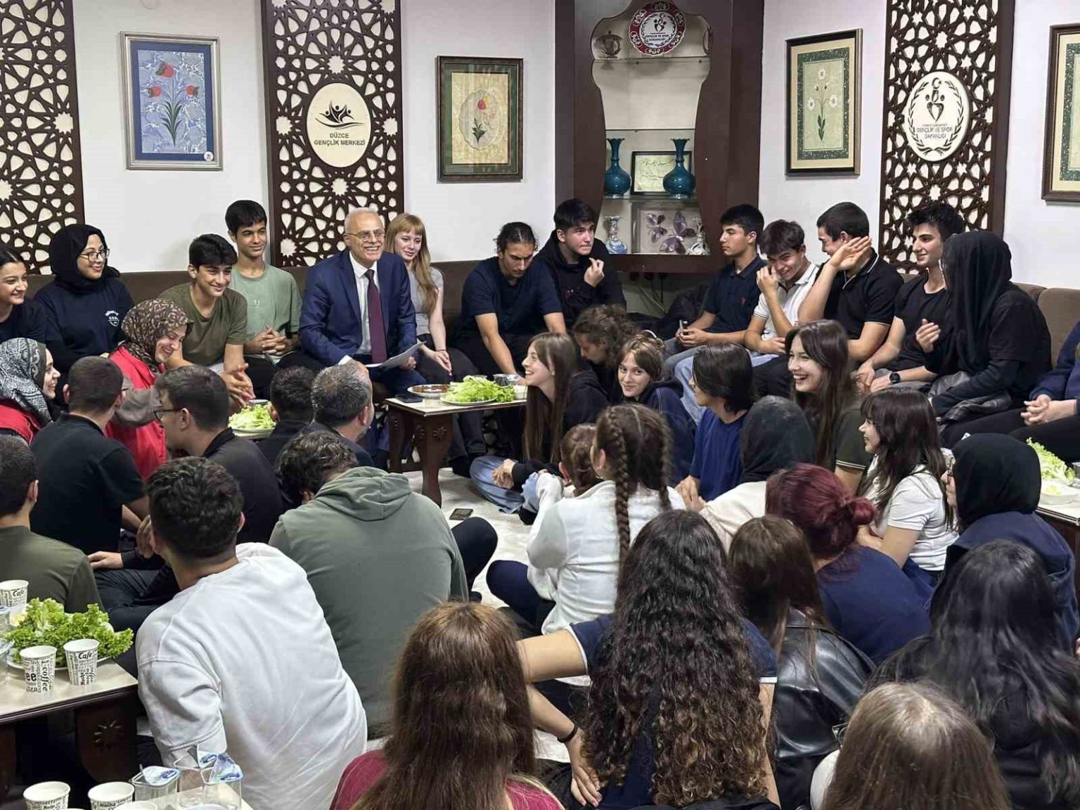 genclik-temsilcileriyle-bir-araya-geldi