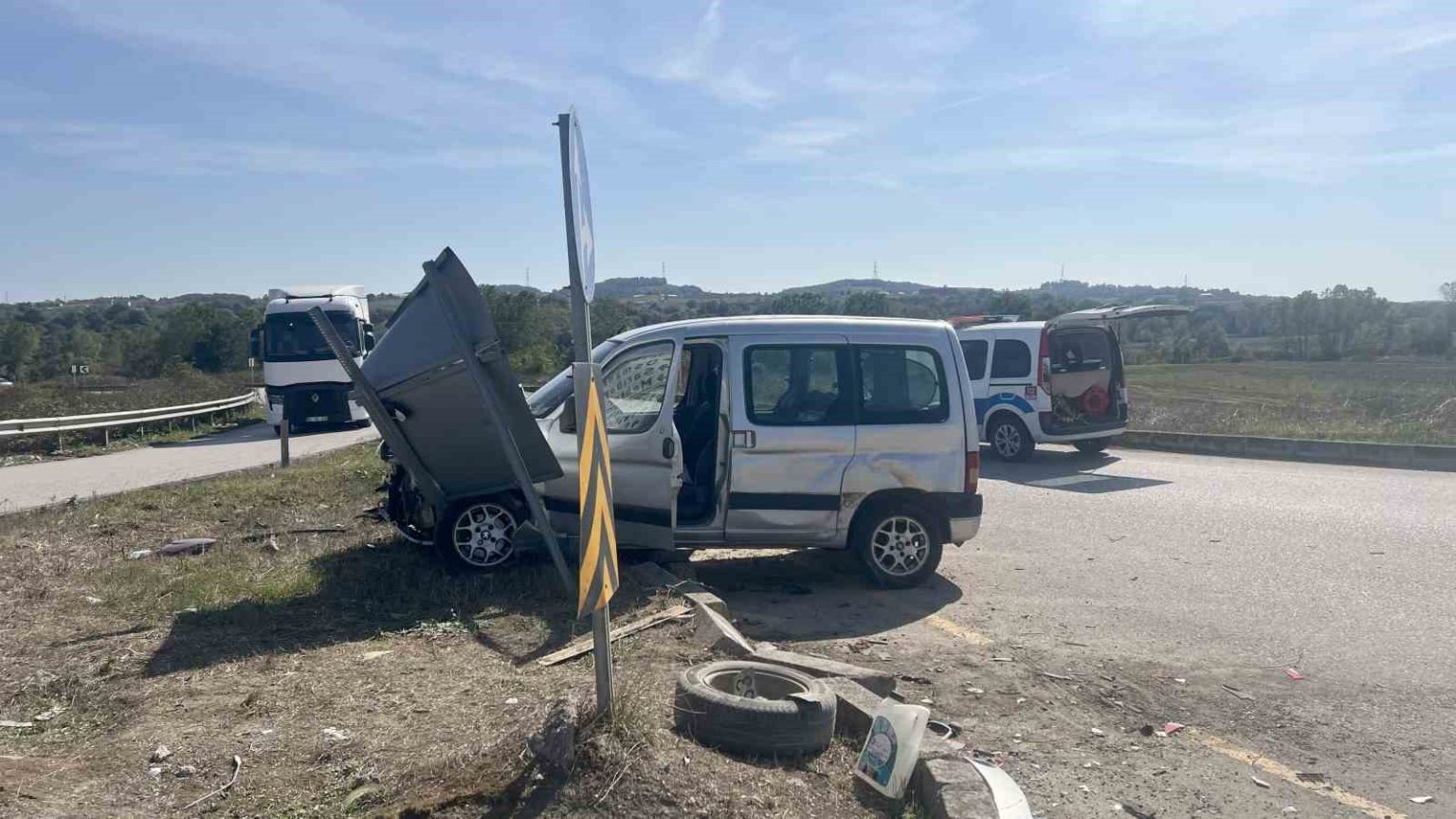 hafif-ticari-arac-ile-panelvan-carpisti-1-yarali