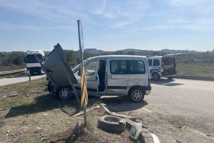 hafif-ticari-arac-ile-panelvan-carpisti-1-yarali