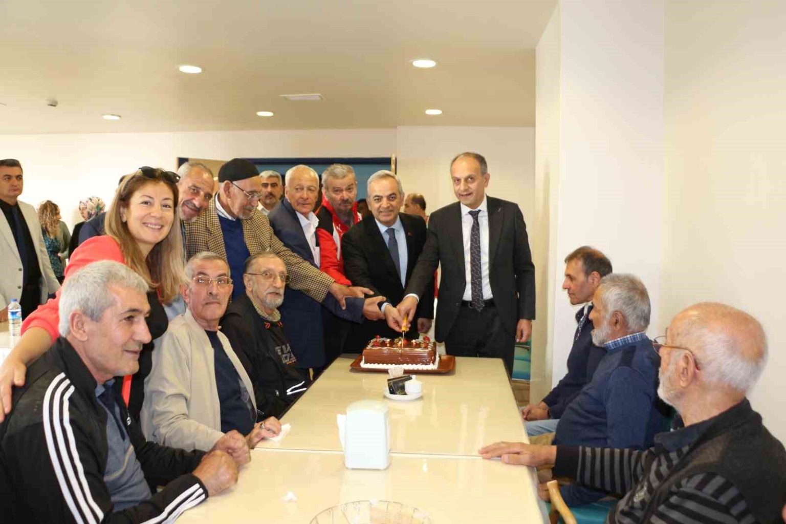 il-saglik-muduru-gecekusu-huzurevi-sakinleriyle-bir-araya-geldi