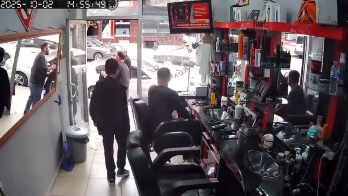 istanbulda-bakkal-ve-berberde-deprem-ani-kamerada-vatandaslar-panikle-disariya-cikti