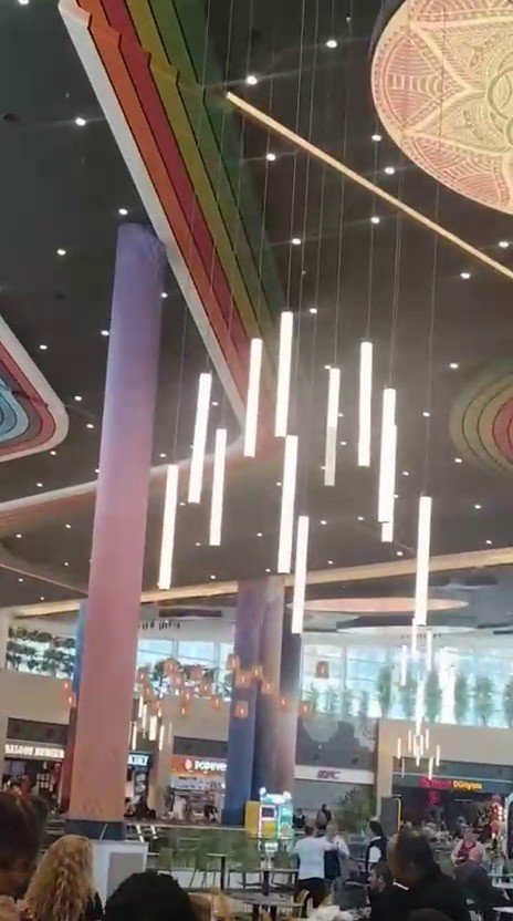 istanbulda-hissedilen-5-0-buyuklugundeki-deprem-ani-avmde-boyle-goruntulendi