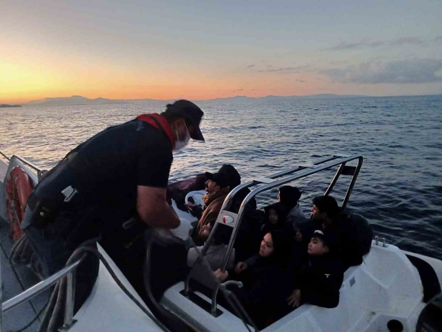 izmirde-72-duzensiz-gocmen-yakalandi-31-gocmen-kurtarildi