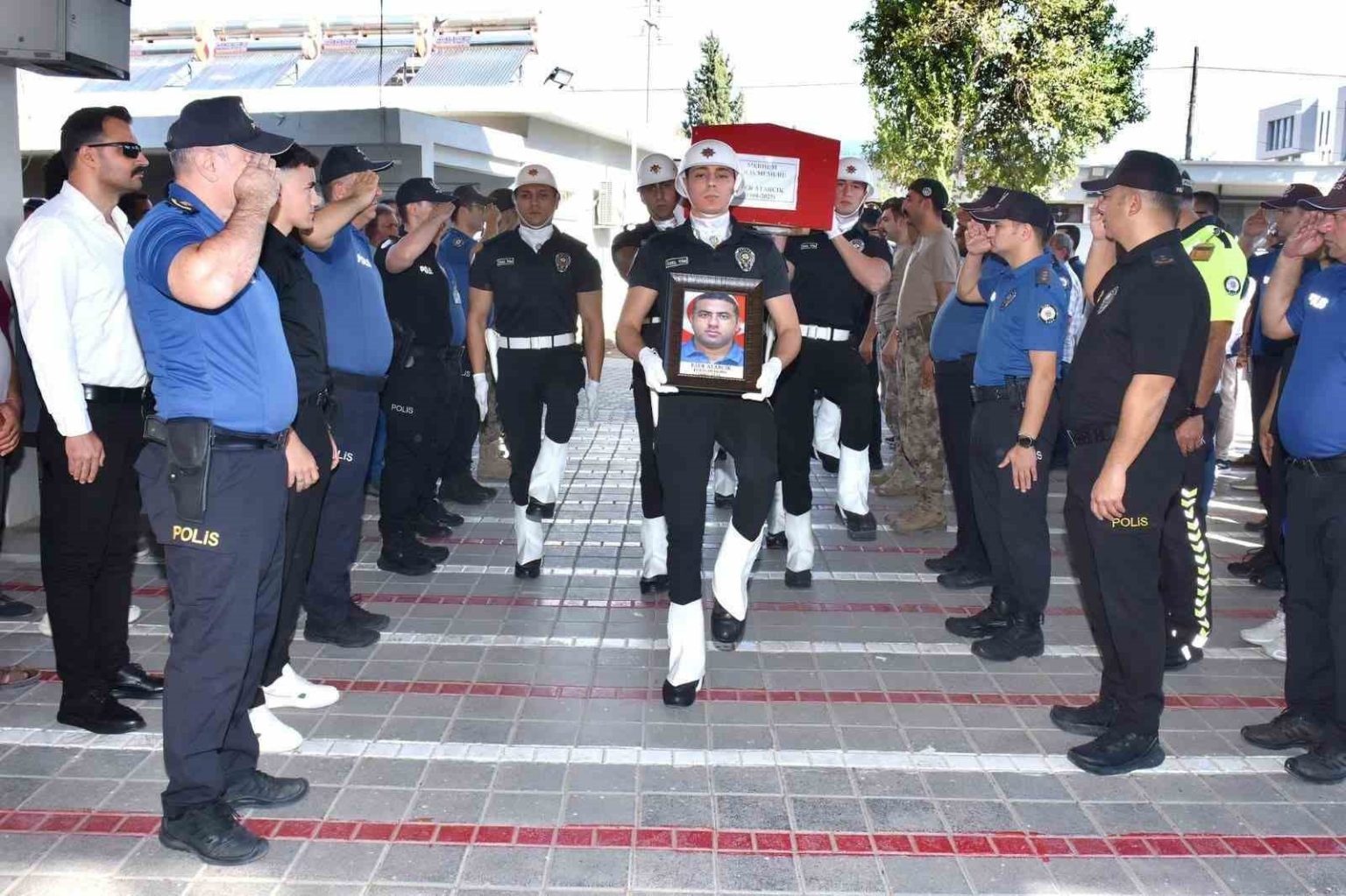 kalp-krizinden-hayatini-kaybeden-polis-memuru-son-yolculuguna-ugurlandi