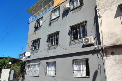 kediyi-calip-fotograf-cekindiler-o-anlar-kameraya-yansidi