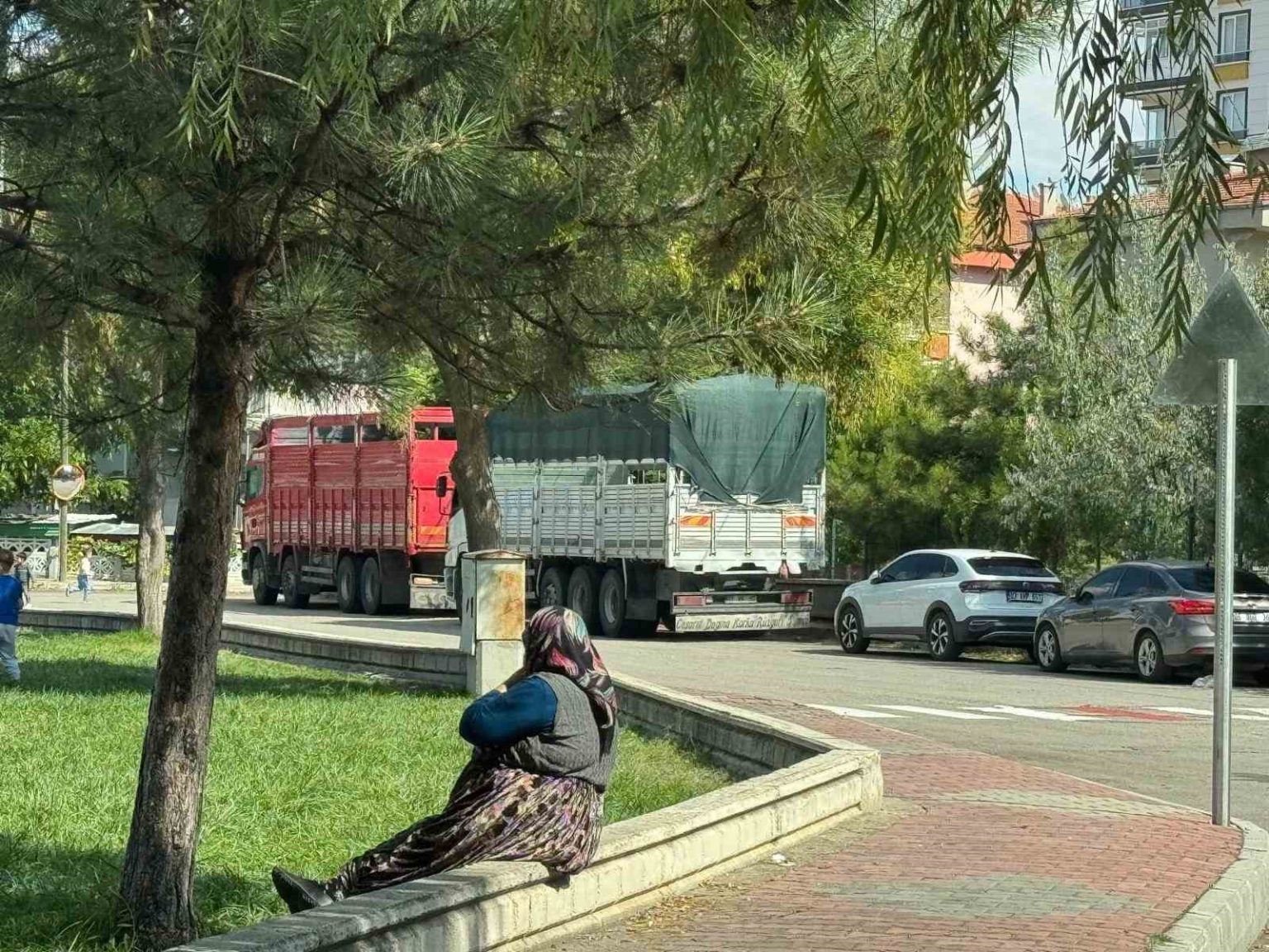 kentin-cadde-ve-sokaklarini-agir-tonajli-araclarin-isgal-etmesine-vatandaslar-tepkili