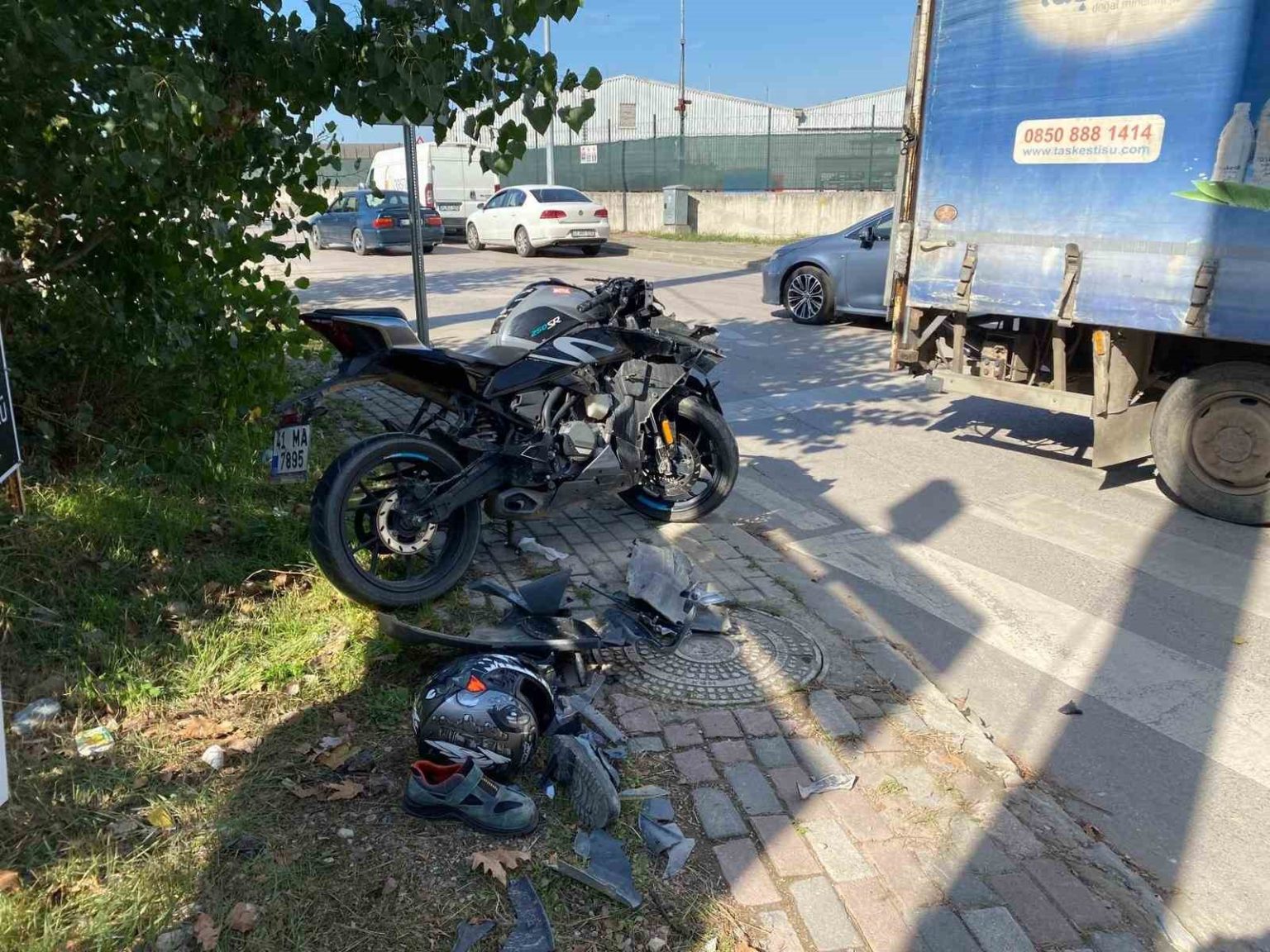 kocaelide-kamyonetle-carpisan-motosiklet-surucusu-agir-yaralandi