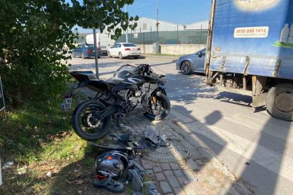 kocaelide-kamyonetle-carpisan-motosiklet-surucusu-agir-yaralandi