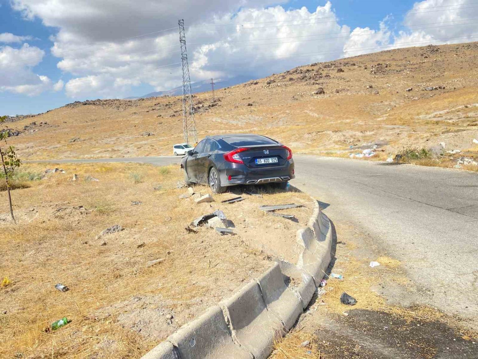 kontrolden-cikan-otomobil-bariyerlere-carpti-4-yarali