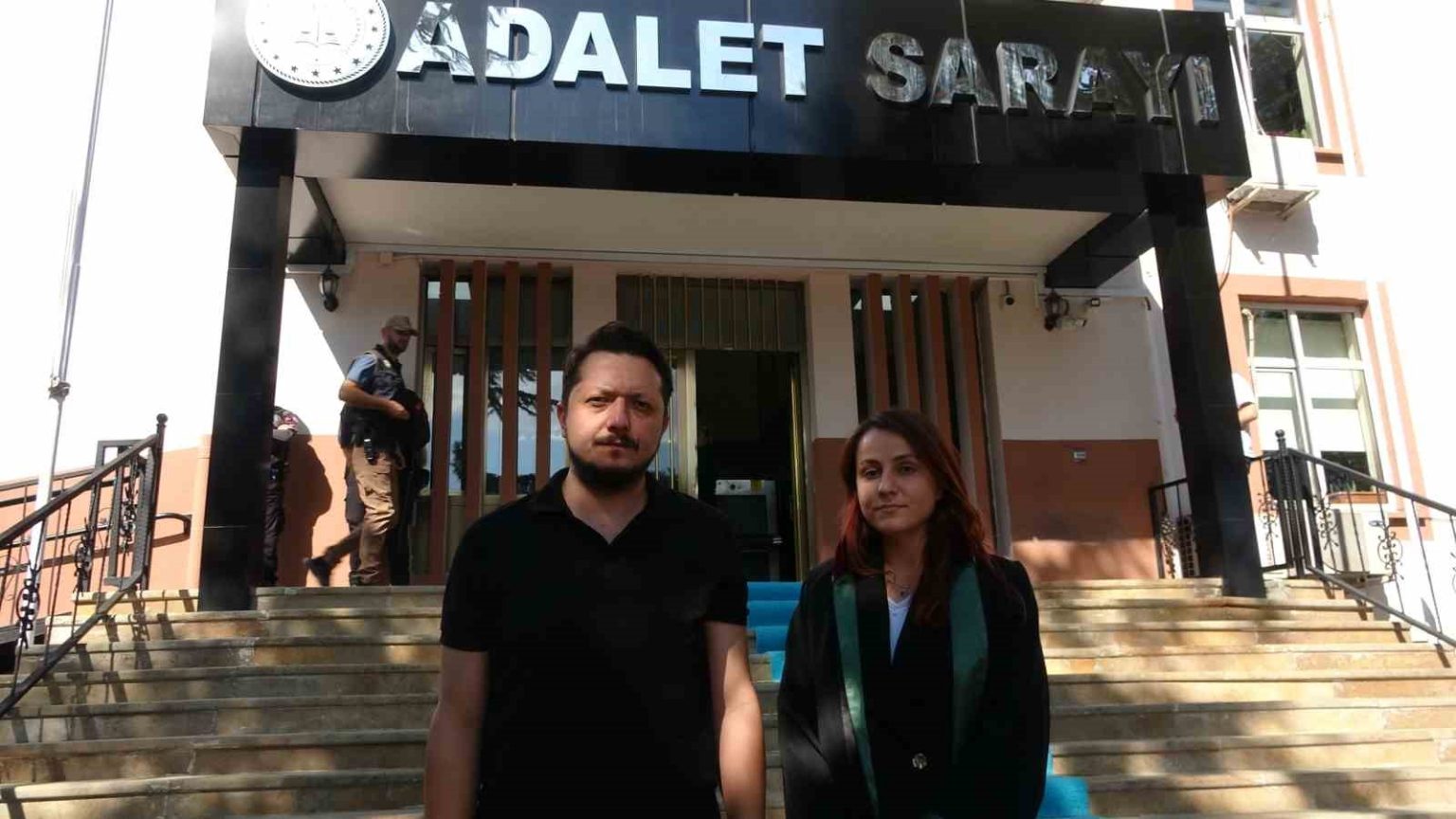 mahkeme-salonu-karisti-esi-ve-cocugu-olen-durusmada-sinir-krizi-gecirerek-izinsiz-konusan-acili-baba-disari-atildi