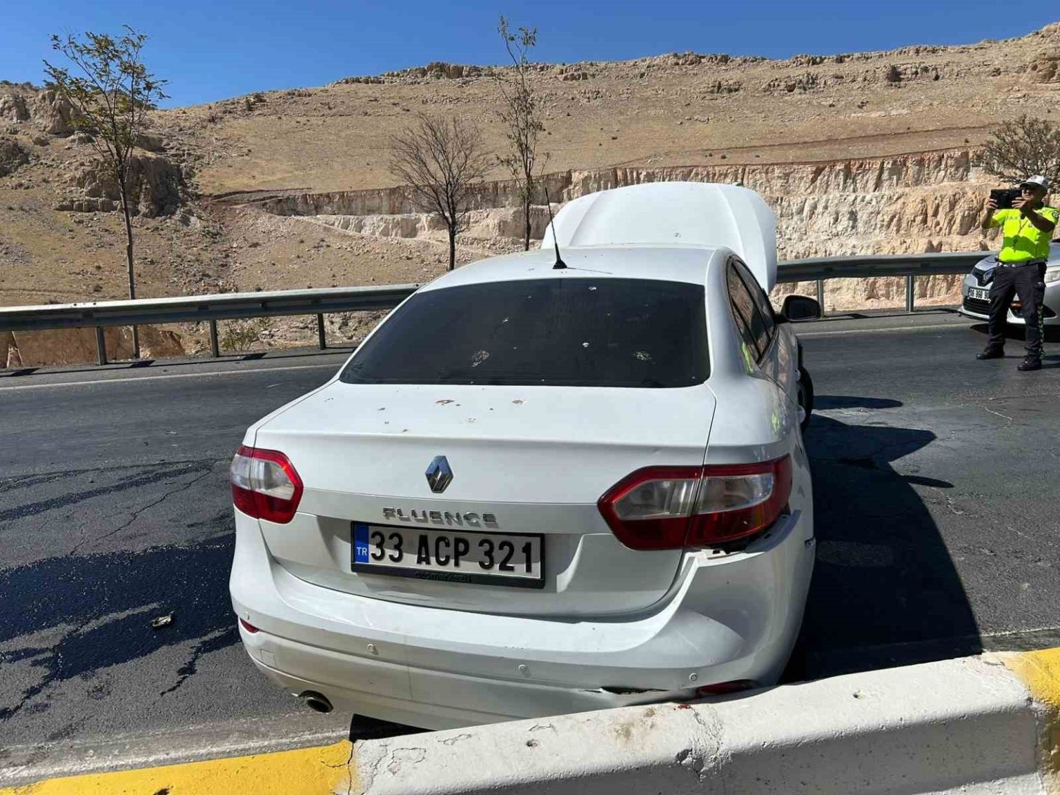 mardinde-bariyerlere-carpan-otomobilde-maddi-hasar-meydana-geldi