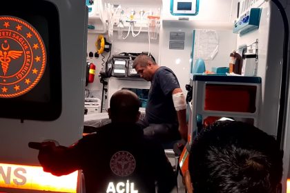 mudurnuda-motosiklet-ile-hafif-ticari-arac-carpisti-1-yarali