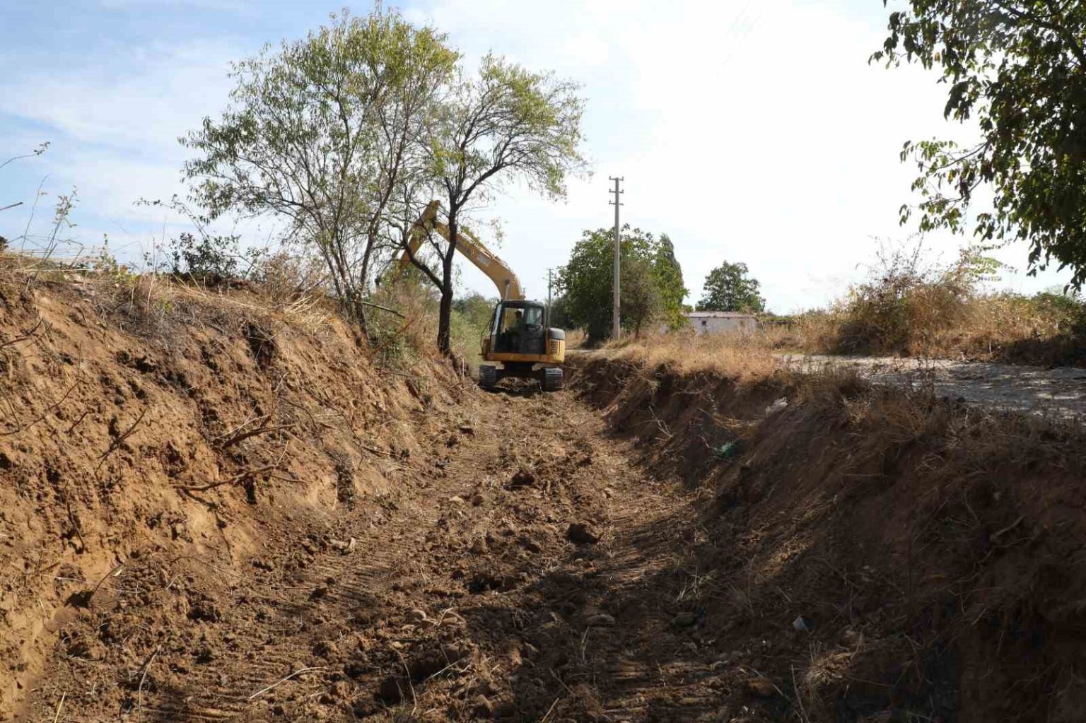 muski-ula-ve-mentesede-dere-temizlik-calismalarina-devam-ediyor