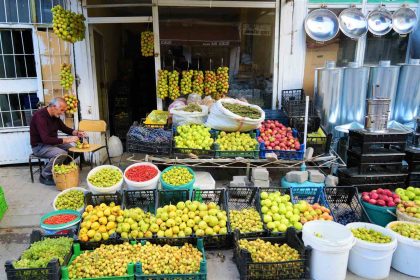 musta-ipe-dizilen-guz-armutlari-3-ay-tazeligini-koruyor