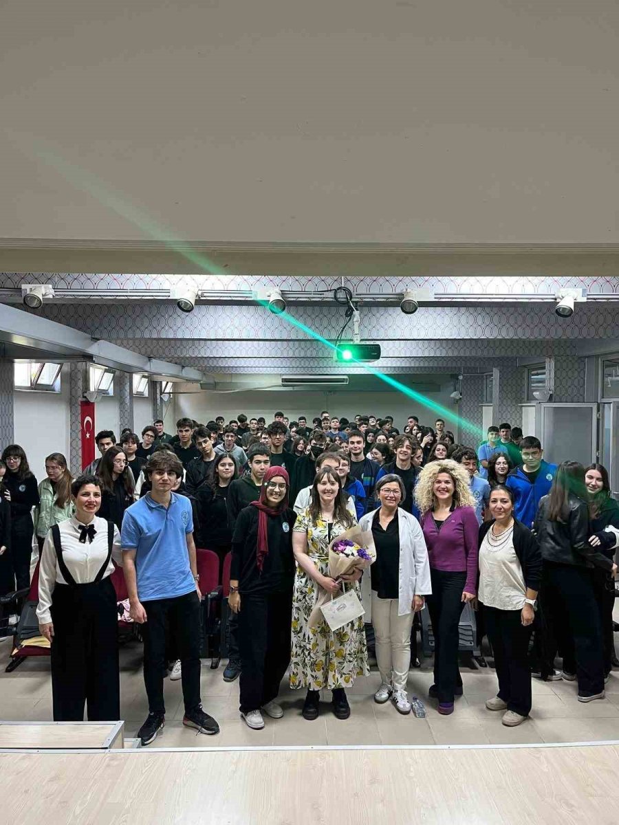 ogrenciler-icin-cifte-kazanim-hem-bilim-hem-ingilizce-pratigi