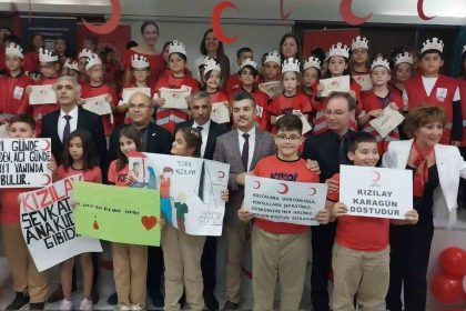 ogrenciler-kizilay-kolluklarini-takti
