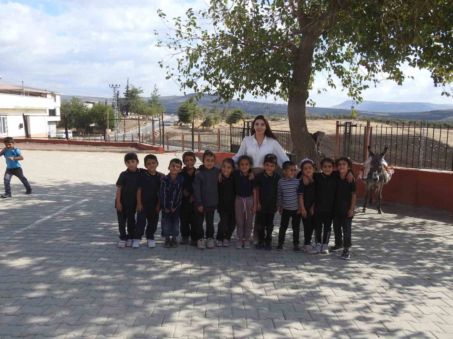 ogretmen-cocuklara-esekle-okuma-yazmayi-sevdirdi