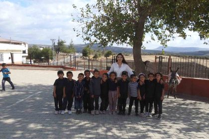 ogretmen-cocuklara-esekle-okuma-yazmayi-sevdirdi