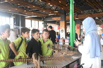 ortaokul-ve-lise-ogrencileri-saude-deneylerle-bilimi-kesfetti