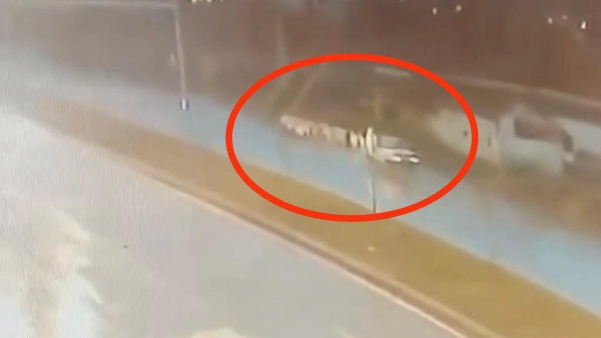 otomobilin-cobana-ve-suruye-carpma-ani-kameraya-yansidi