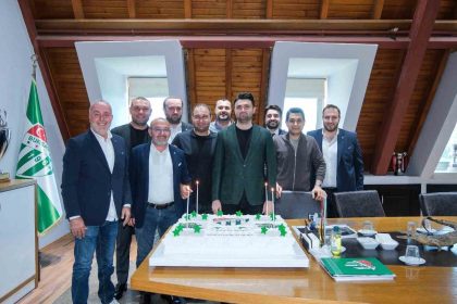 ozlucede-antrenman-sonrasi-baskan-enes-celike-dogum-gunu-surprizi