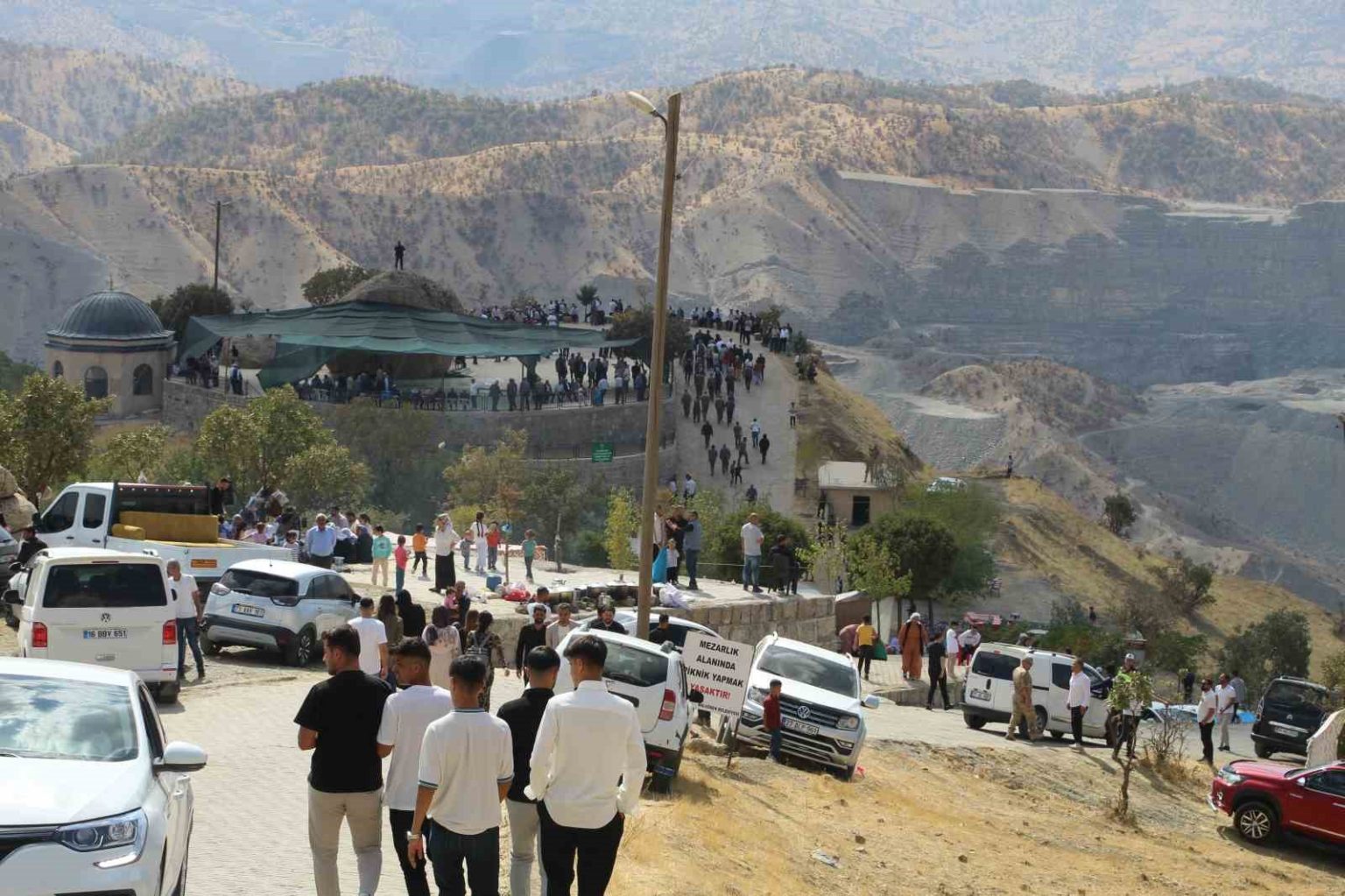 sirnakta-325-yillik-mezarlik-ziyareti-gelenegi-13-bin-kisinin-katilimiyla-gerceklestirildi