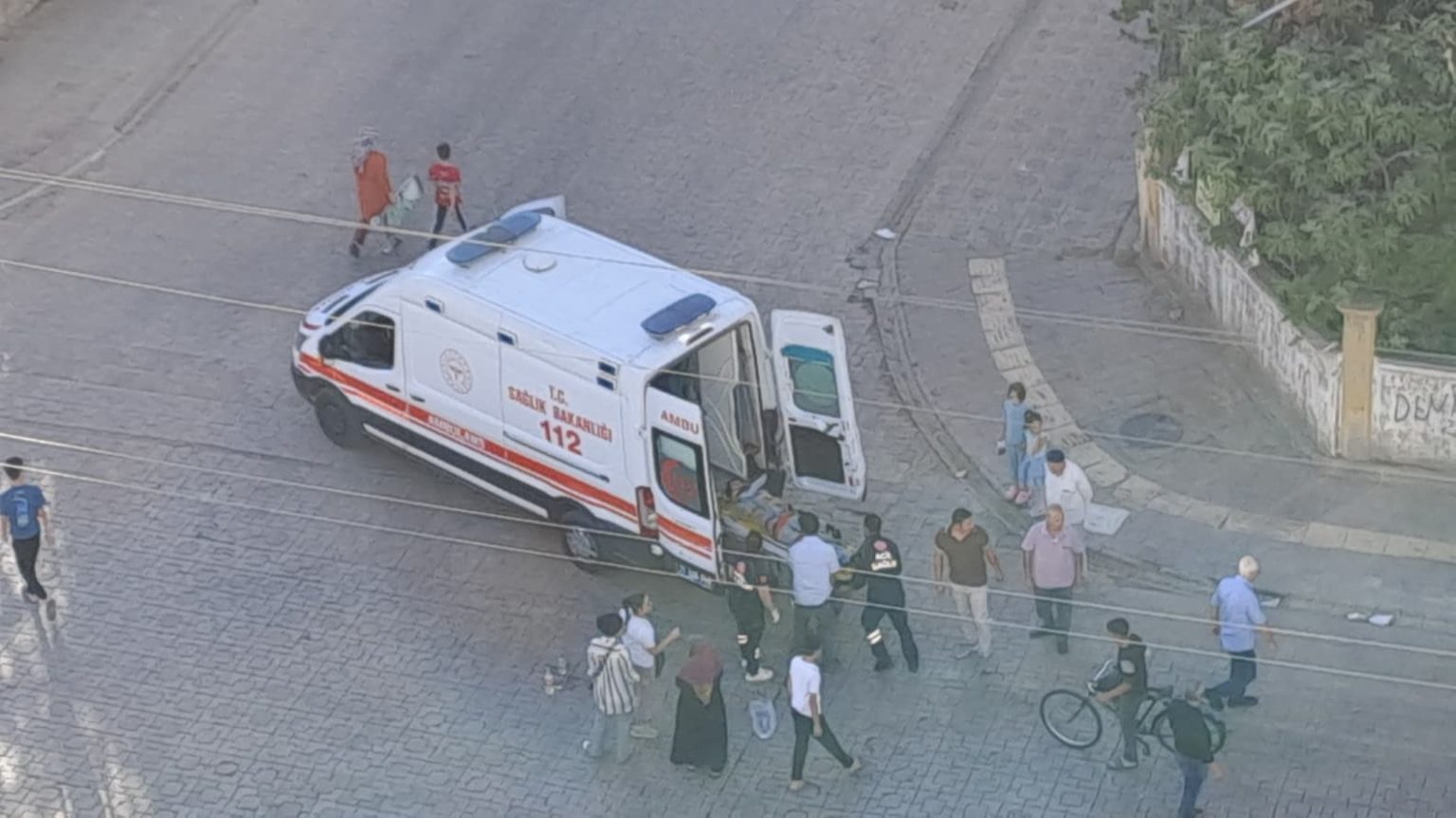 sise-uzerinden-gecti-dengesini-kaybederek-dusup-yaralandi