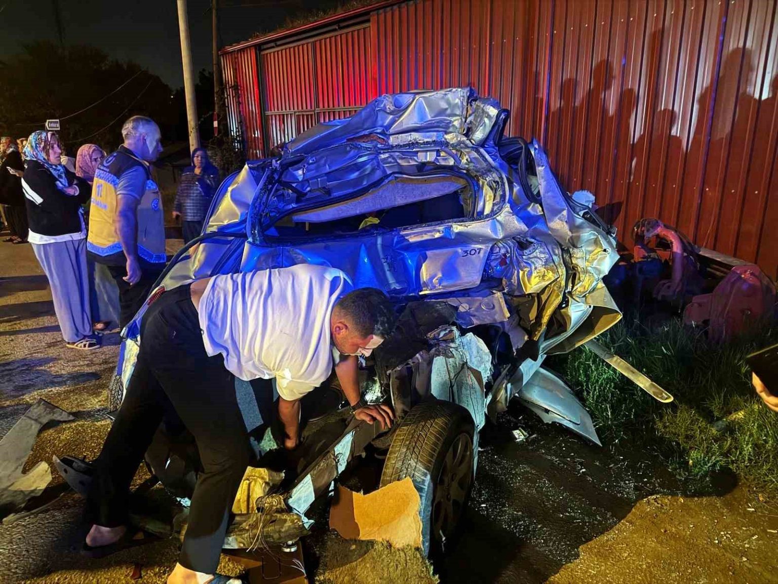 sofor-mahalli-disinda-hicbir-sey-kalmadi-yarali-surucu-yuruyerek-ambulansa-gitti