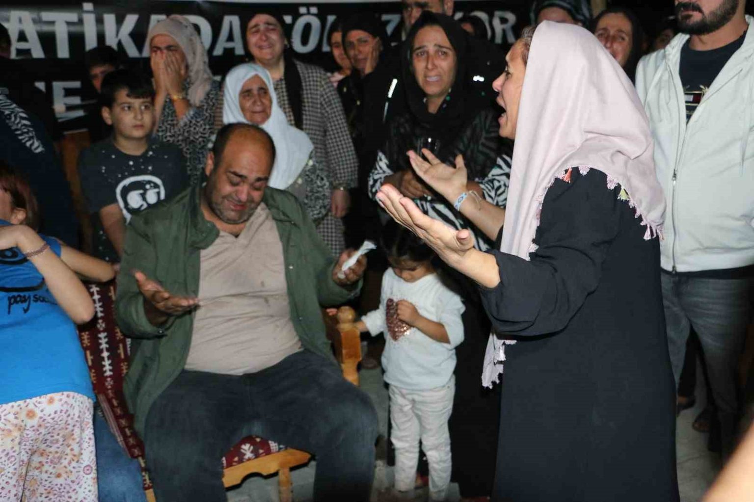 tahliye-olan-guranlar-cezaevinden-cikti-narinin-mezarini-ziyaret-etti