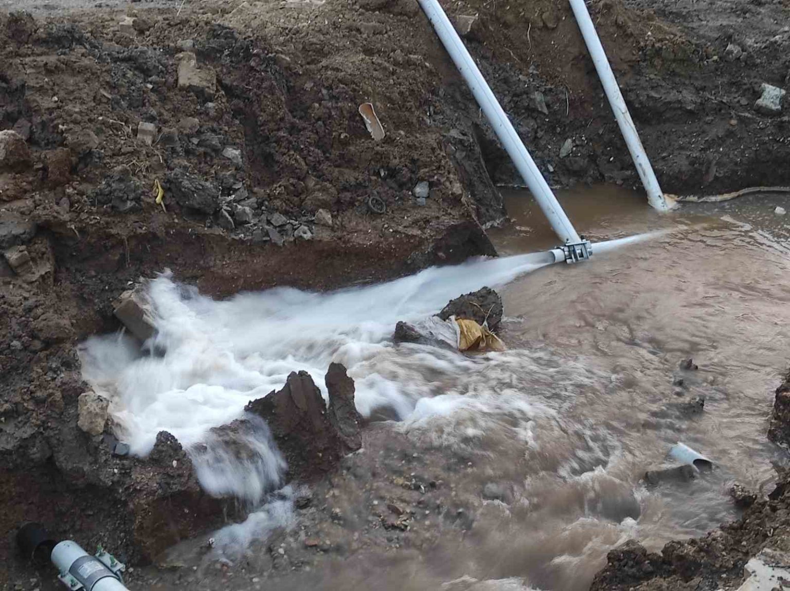 tekirdagda-icme-suyu-borusu-patladi-tonlarca-su-bosa-akti