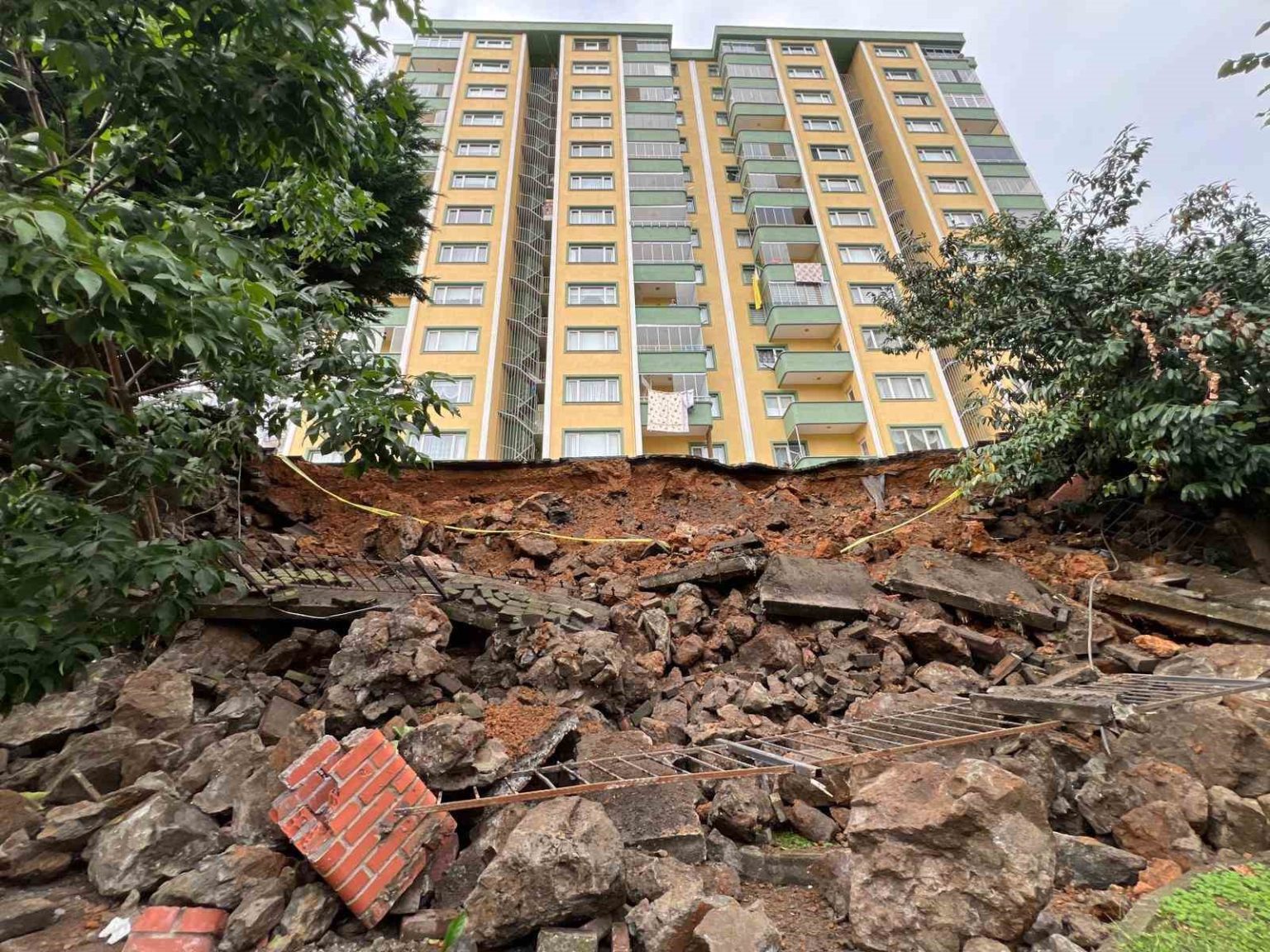 trabzonda-gece-coken-istinat-duvari-site-sakinlerini-korkuttu