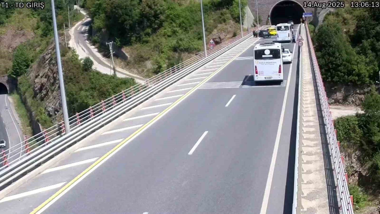 tunel-cikisinda-geri-manevra-yapan-halk-otobusu-kazaya-yol-acti