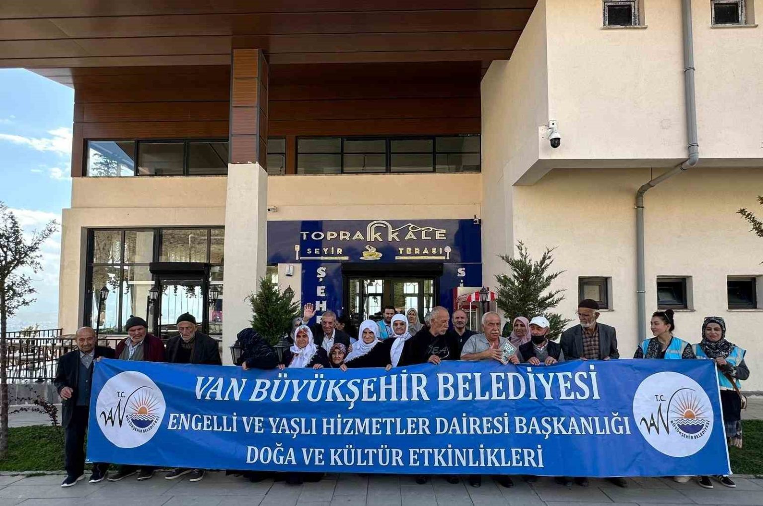 van-buyuksehir-belediyesi-dunya-yaslilar-gununu-unutmadi