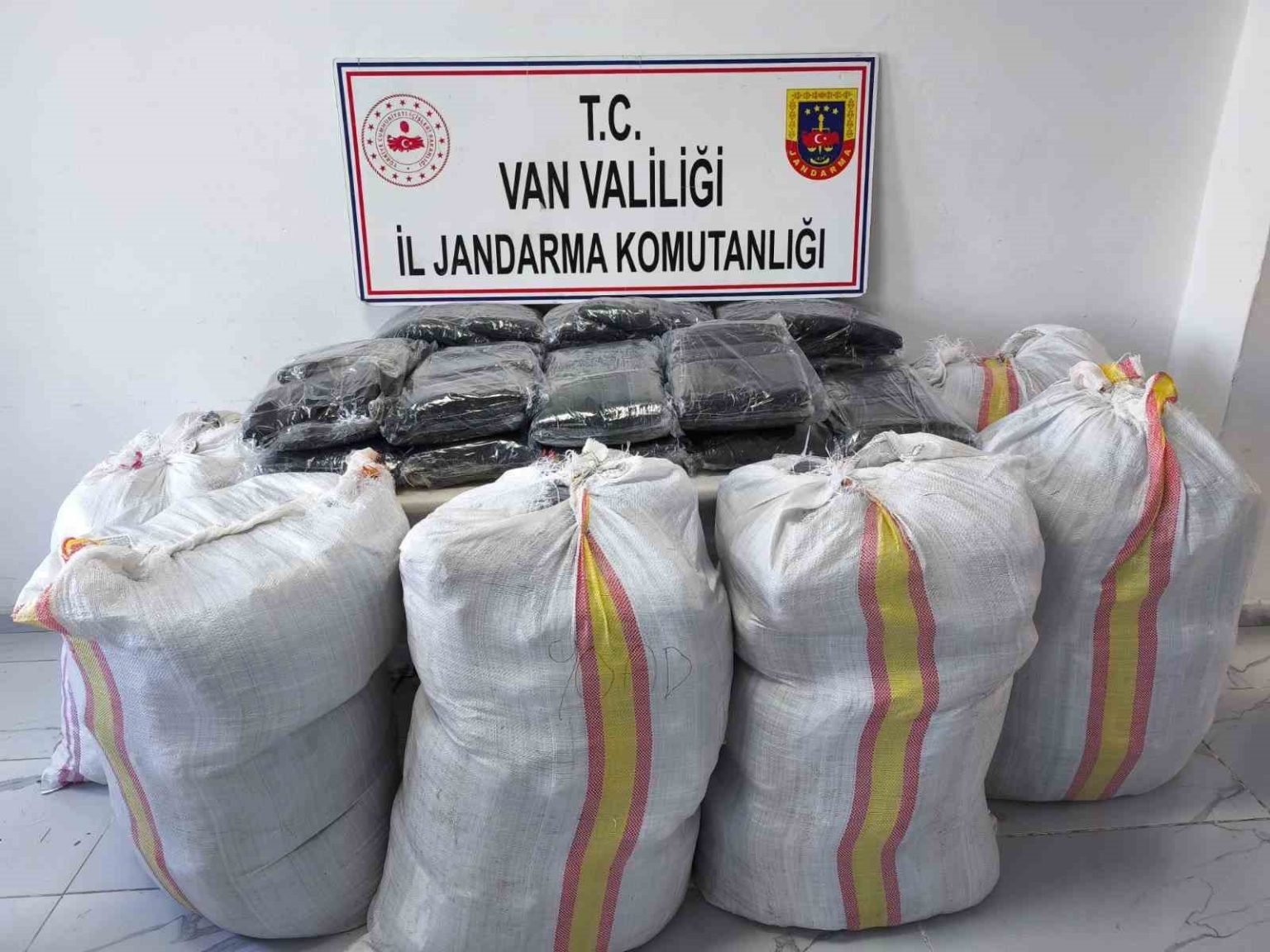 vanda-1-1-milyon-tl-degerinde-kacak-malzeme-ele-gecirildi