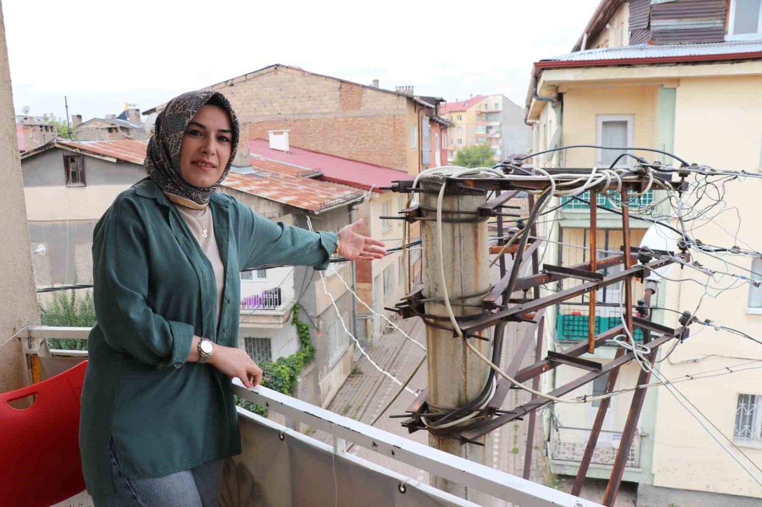 yagmurlu-havada-evi-simsek-degil-elektrik-direginden-cikan-kivilcimlar-aydinlatiyor