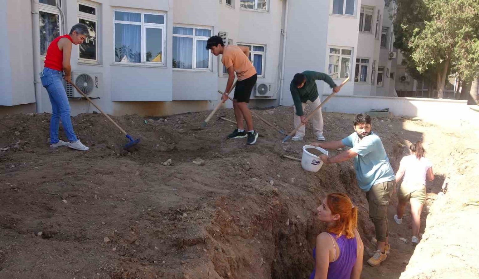 yaklasik-16-metrelik-balinanin-iskeleti-gun-yuzune-cikarilmaya-basladi