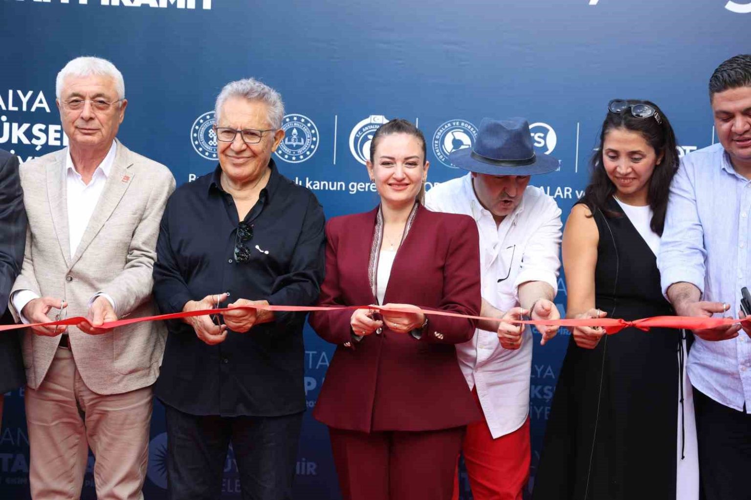 15-antalya-kitap-fuari-kapilarini-acti