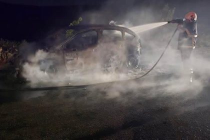 alev-topuna-donen-otomobil-kullanilamaz-hale-geldi